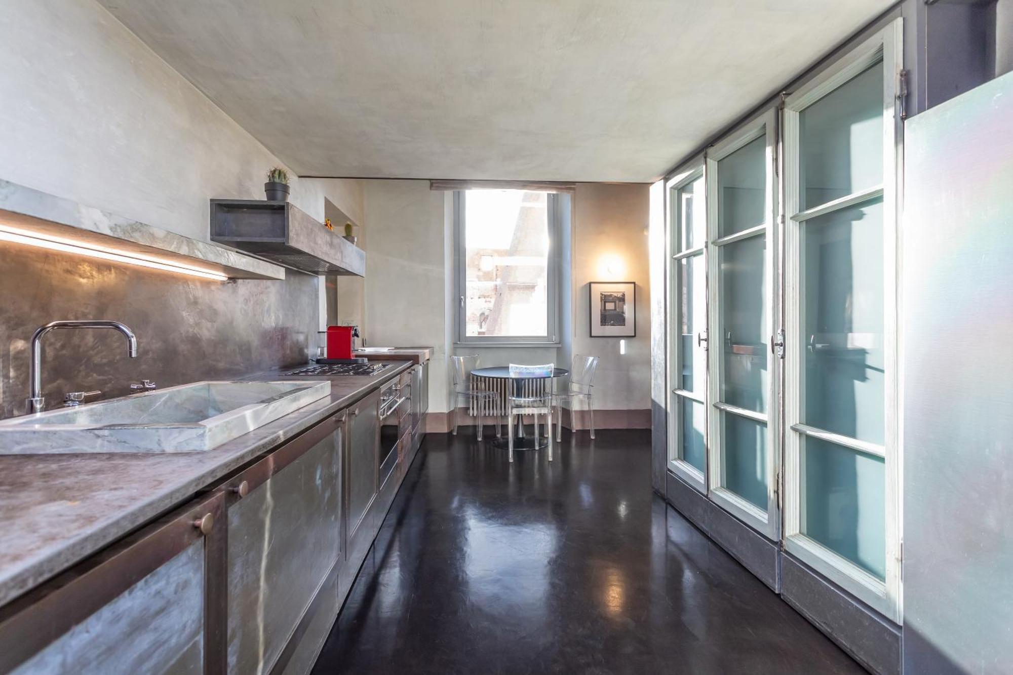 Iconic Apartment With Unique Colosseum View Rome Bagian luar foto