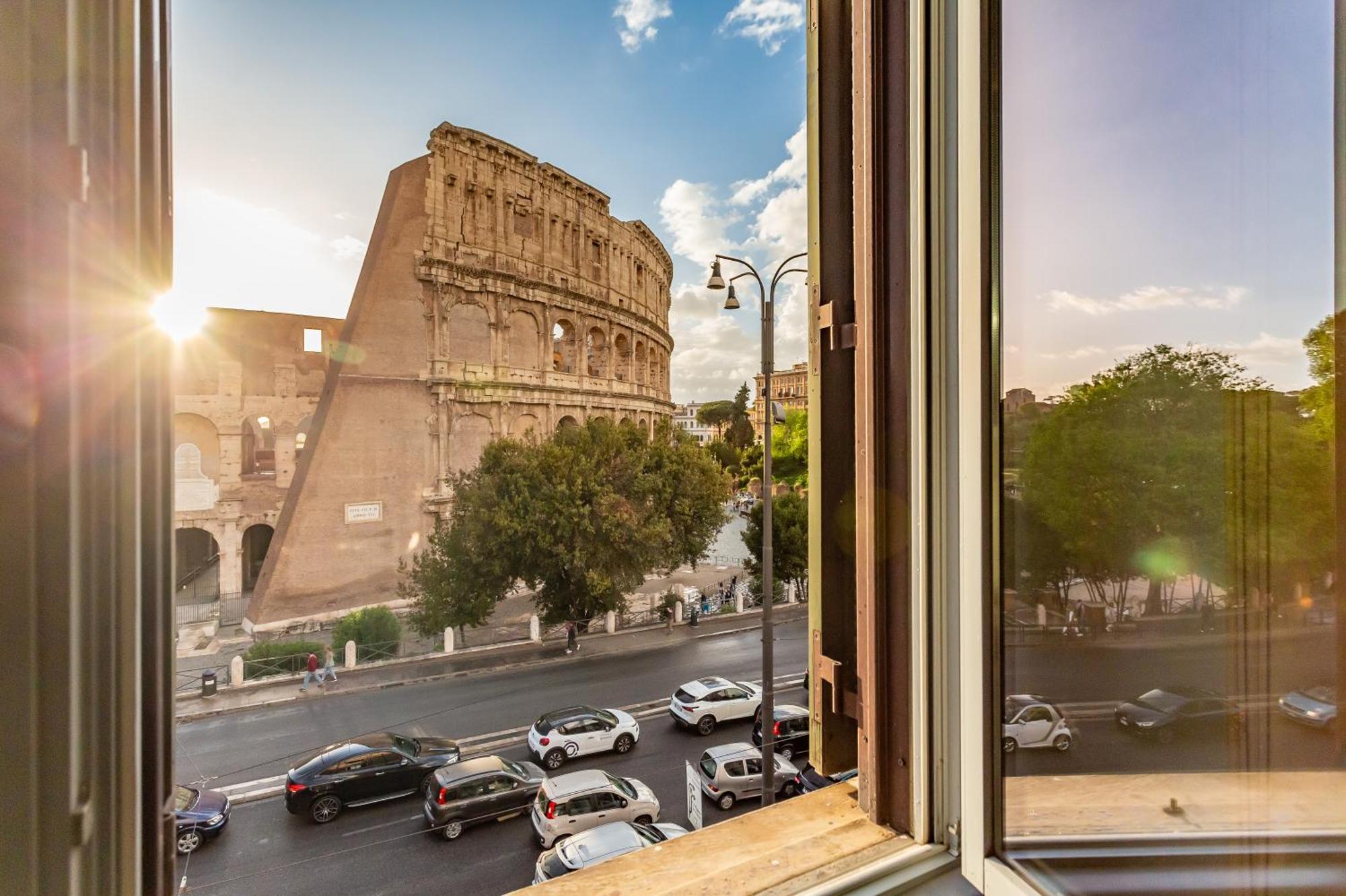 Iconic Apartment With Unique Colosseum View Rome Bagian luar foto