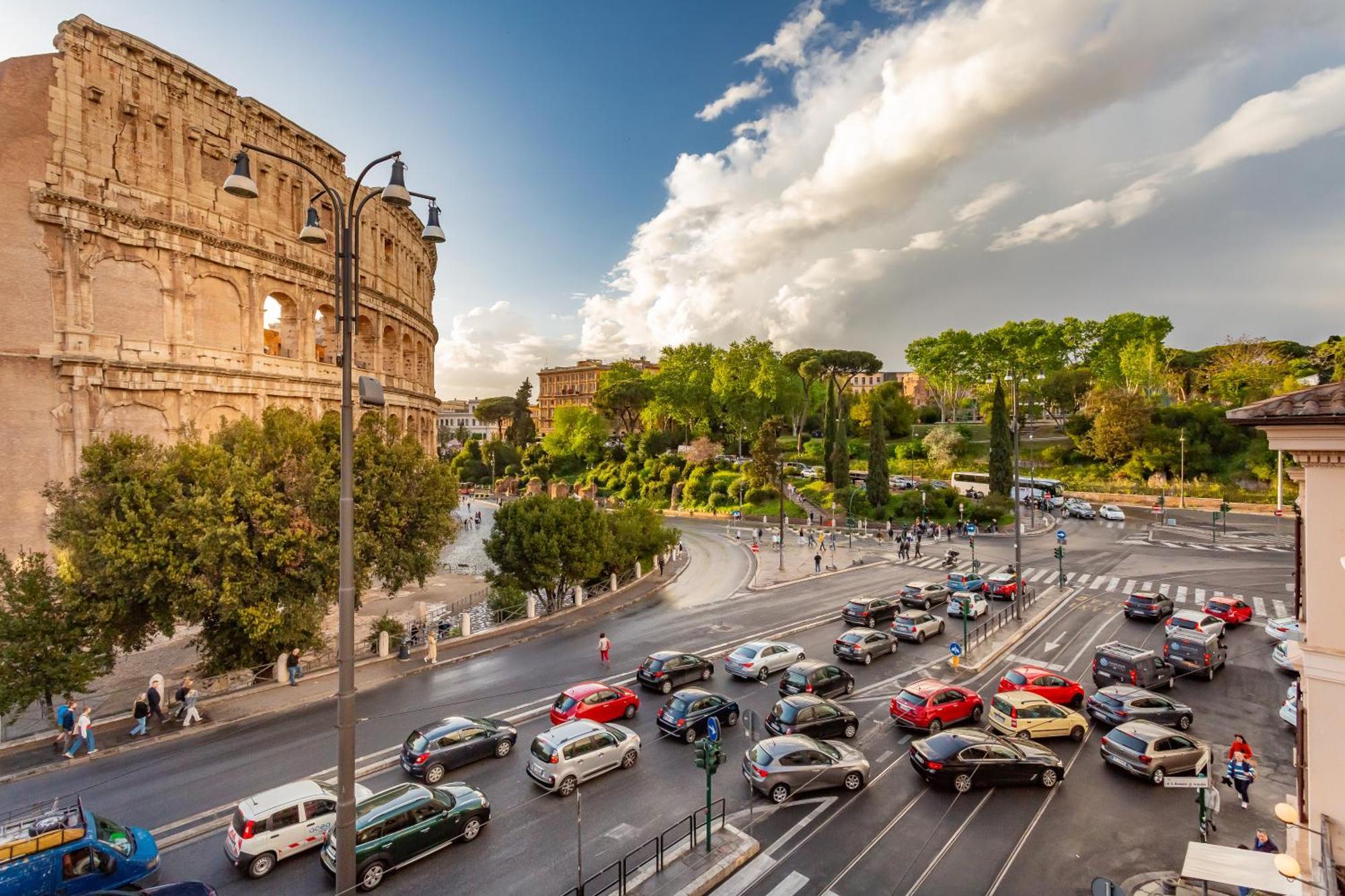 Iconic Apartment With Unique Colosseum View Rome Bagian luar foto