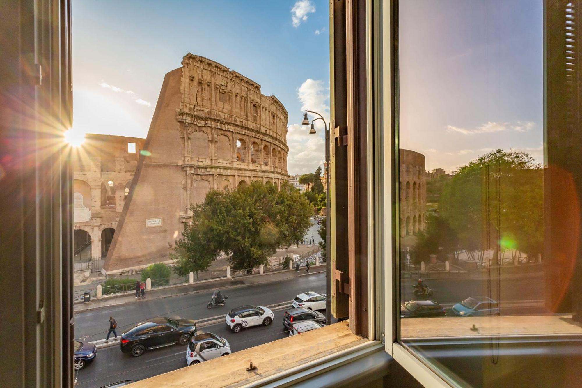 Iconic Apartment With Unique Colosseum View Rome Bagian luar foto