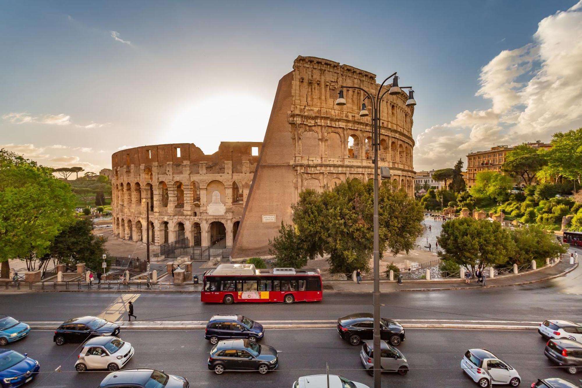 Iconic Apartment With Unique Colosseum View Rome Bagian luar foto