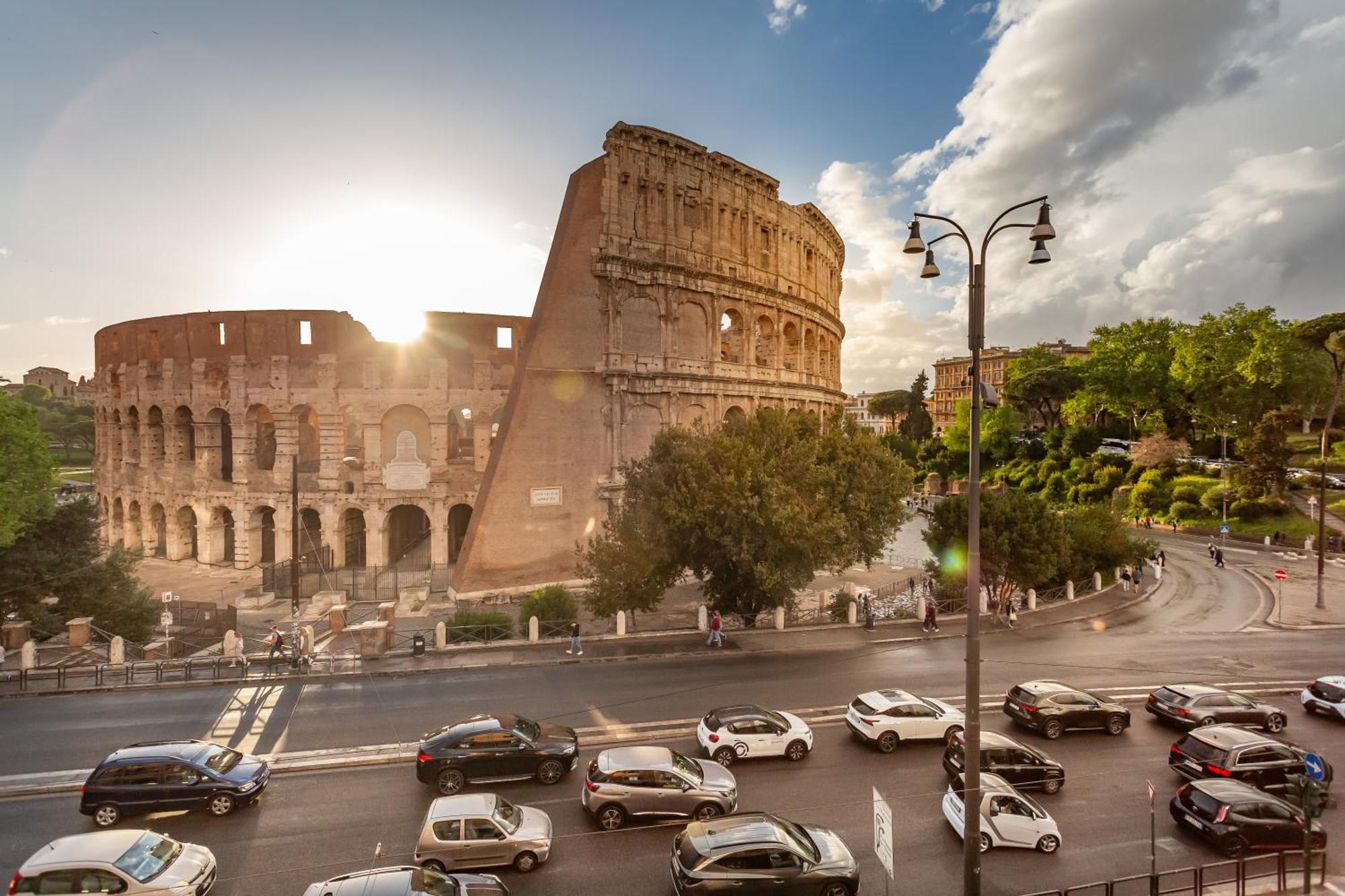 Iconic Apartment With Unique Colosseum View Rome Bagian luar foto
