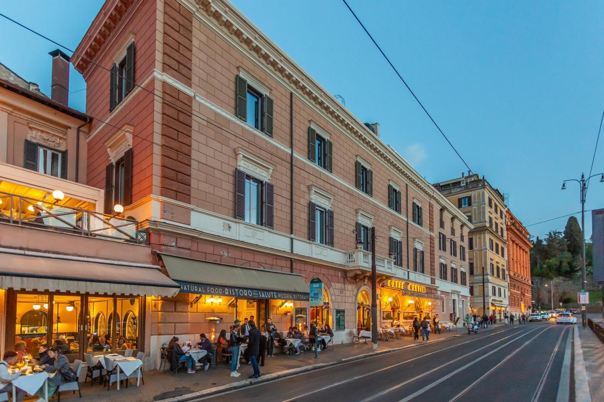 Iconic Apartment With Unique Colosseum View Rome Bagian luar foto
