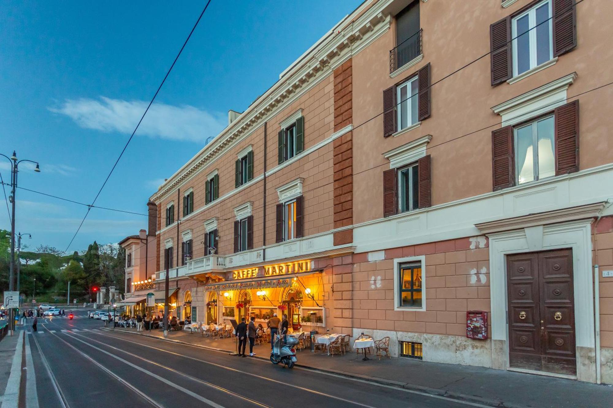 Iconic Apartment With Unique Colosseum View Rome Bagian luar foto