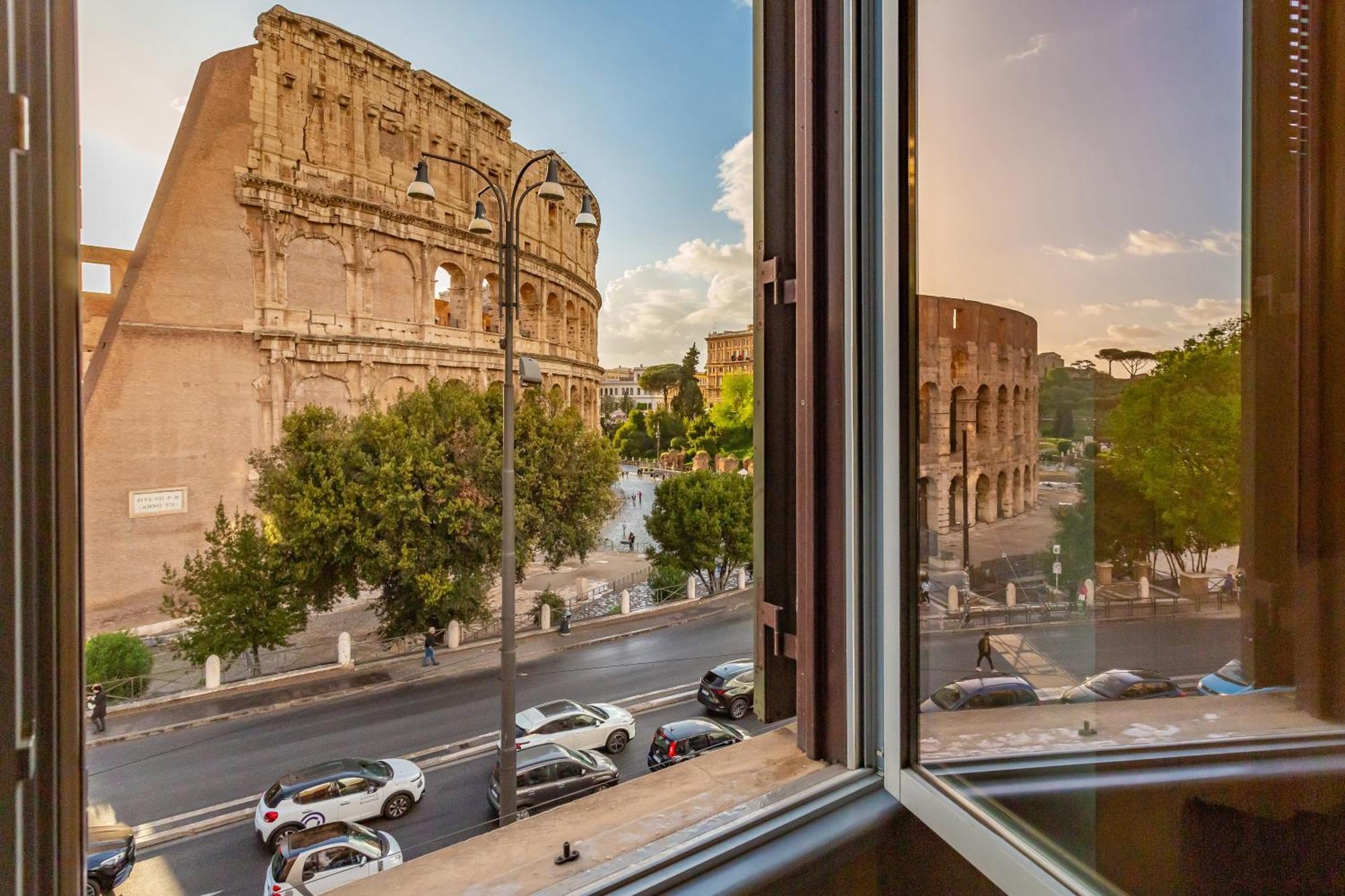 Iconic Apartment With Unique Colosseum View Rome Bagian luar foto