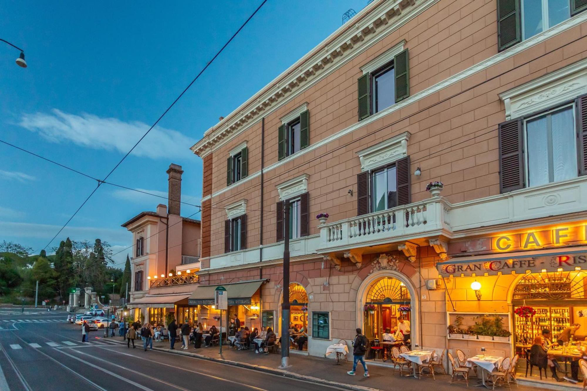 Iconic Apartment With Unique Colosseum View Rome Bagian luar foto