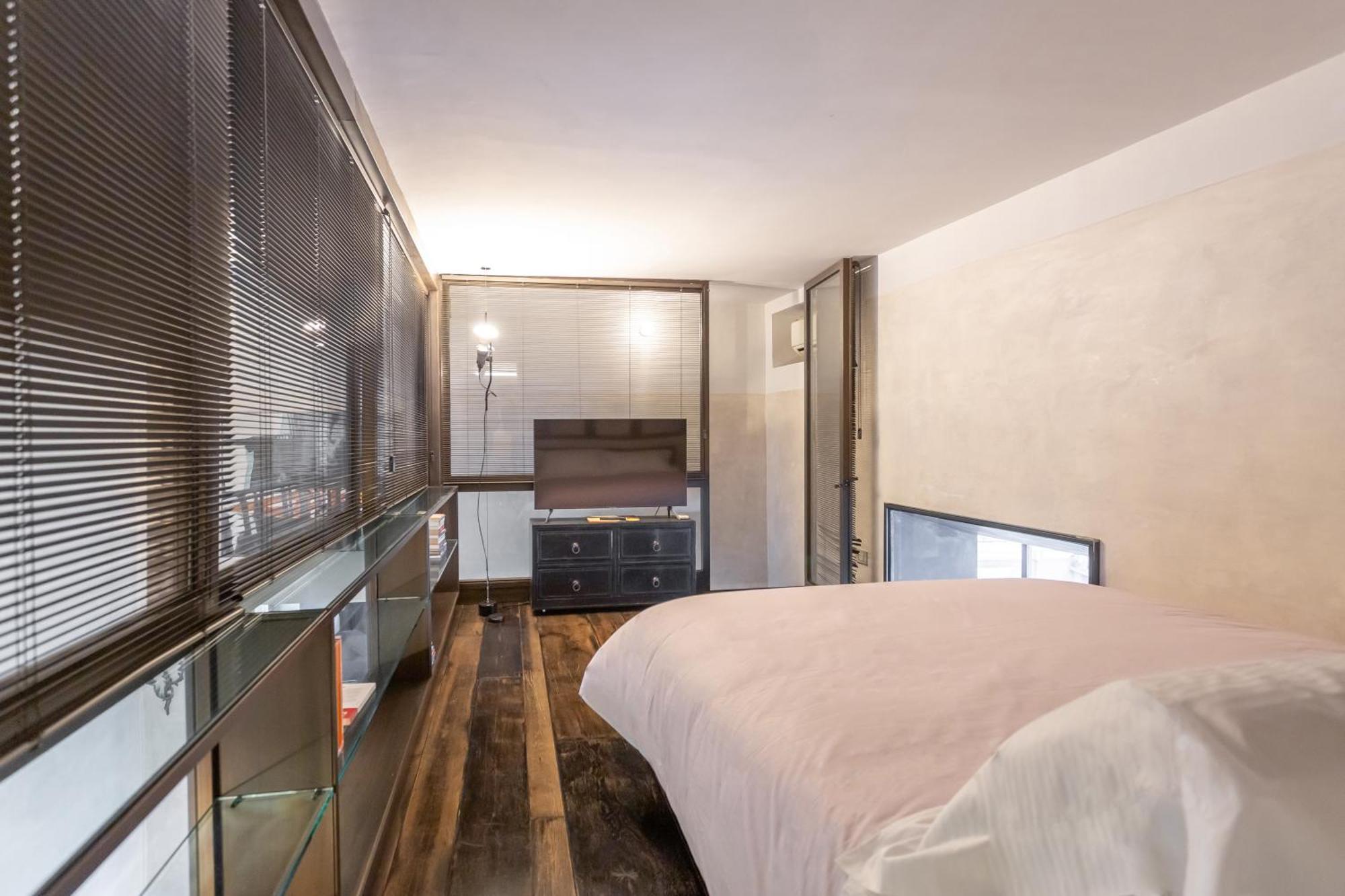 Iconic Apartment With Unique Colosseum View Rome Bagian luar foto